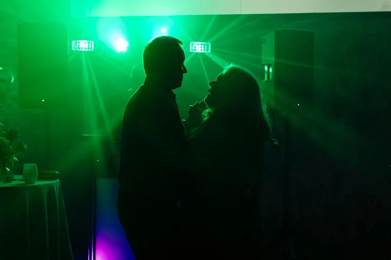 Pareja bailando en primer baile de boda con luces de DJ Ponte