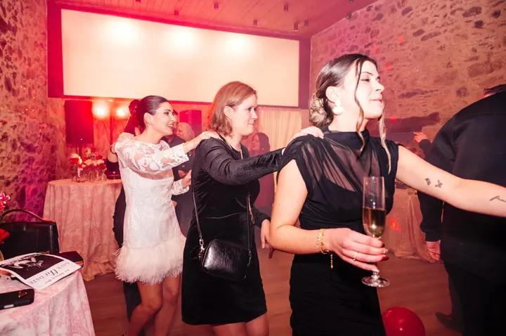 Invitados bailando en conga con la novia en una boda con DJ Ponte