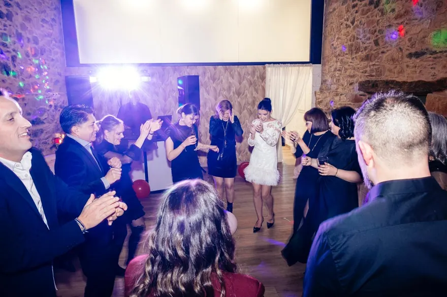 Pista de baile llena en una boda en un pazo de Galicia con DJ Ponte